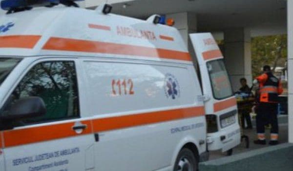 Angajat al unei societăți din județ, ajuns la spital după ce s-a rănit în timpul unei manevre greșite