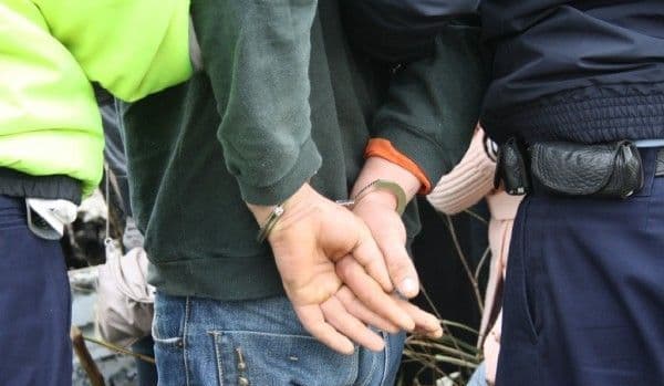 Metoda „colii de hârtie”, ultima modă printre hoţii care acţionează în plin sezon estival