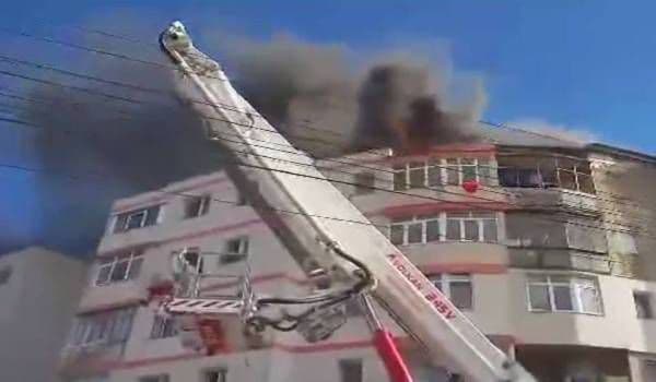 Incendiu devastator la mansarda unui bloc cu patru etaje din Botoșani