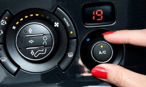 De ce să nu pornești aerul condiționat imediat după ce urci în mașină