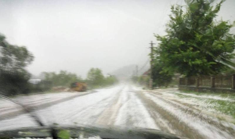 Localități acoperite de gheață. Peisaj de iarnă în mijlocul verii, în județul Botoșani! VIDEO