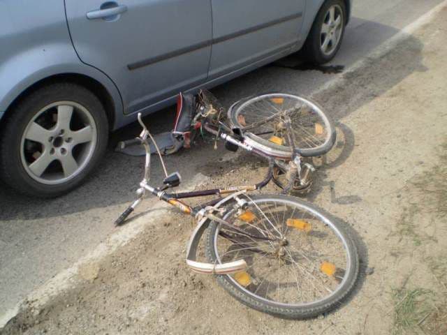 Biciclist neatent, lovit de mașina condusă de un bărbat din Dorohoi