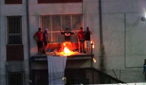 Proteste în penitenciare. La Botoşani, condamnaţii au dat foc închisorii, la Jilava deţinuţii au refuzat masa de seară