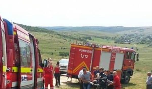 Salvat de săteni. S-a răsturnat cu tractorul și a rămas prins sub el!
