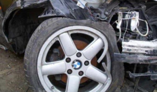 Un șofer băut a pierdut controlul volanului și s-a oprit fix în gardul unei case