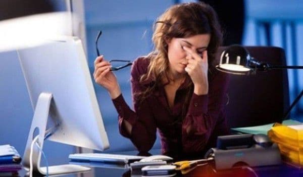 Cum sunt afectați ochii de privitul la calculator