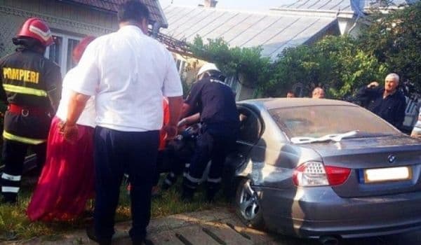 Mire şi mireasă din Suceava, la un pas de moarte în noaptea nunţii. Maşina în care se aflau a intrat într-un gard!