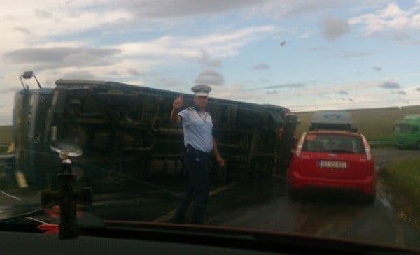 ACCIDENT! Un TIR care transporta frigidere pentru un hipermarket din Botoșani s-a răsturnat - FOTO
