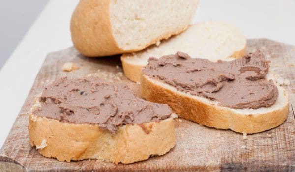 Ce întindem pe pâine. Paté de ficat, făcut din piele și resturi de salam