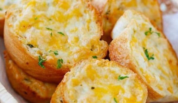 Bruschete cu parmezan şi usturoi