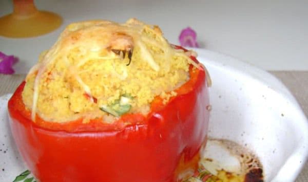 Ardei gras roșu umplut cu couscous