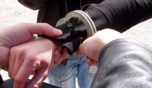 Tânăr de 18 ani, cercetat în stare de reţinere, pentru comiterea de tâlhării 