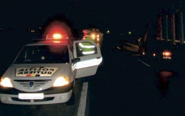 Dosar penal pentru un tânăr de 19 ani care s-a urcat băut la volan și s-a oprit cu mașina într-un stâlp