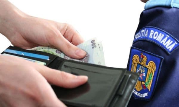 Un poliţist prins în timp ce lua mită de la un șofer
