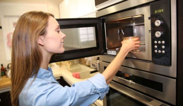 Ce se întâmplă în organism atunci când foloseşti cuptorul cu microunde