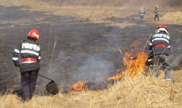 Trei incendii de vegetaţie uscată provocate din neglijenţă