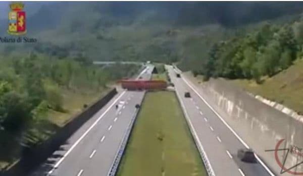 Şofer român, pericol public în Italia. A întors TIR-ul pe o autostradă intens circulată din Italia