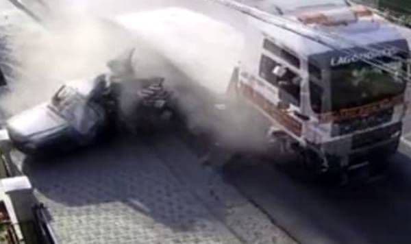 Accident teribil surprins de camerele de supraveghere în județul Suceava. O Dacie a fost spulberată de un TIR - VIDEO