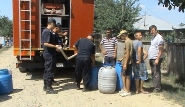 Apă menajeră transportată de pompieri la solicitarea autorităţilor publice locale și a cetăţenilor
