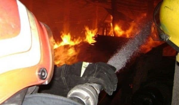 O familie a rămas fără acoperiş deasupra capului în urma unui incendiu provocat cu intenţie
