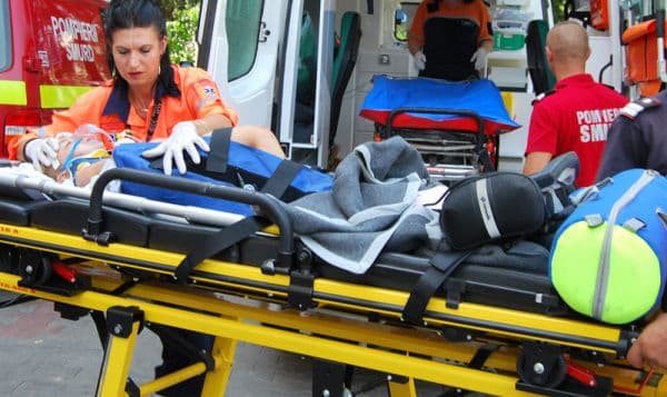 Două autoturisme puternic avariate în urma unei depășiri imprudente. O tânără a ajuns la spital!