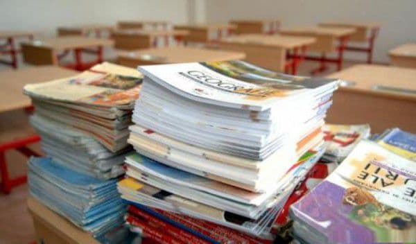 Elevii încep noul an fără manuale. Ministerul Educaţiei a întârziat procedura de achiziţionare a cărţilor