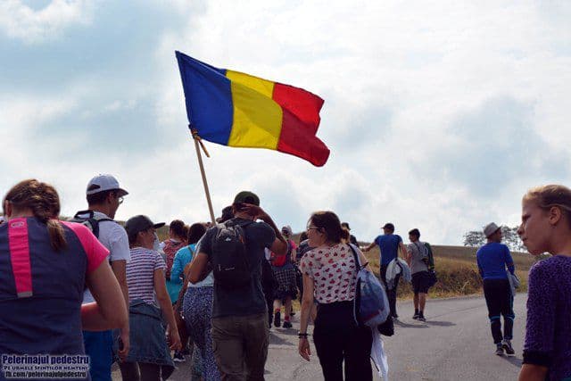 Pelerinaj pedestru „Pe urmele Sfinților nemțeni”. Aproximativ 65 de pelerini din Botoșani au parcurs 15 kilometri din totalul de 130!
