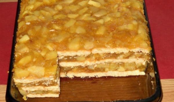 Prăjitură cu mere și biscuiți, fără coacere