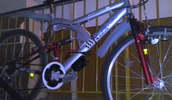 Bicicletă sustrasă dintr-o scară de bloc, depistată de jandarmi în posesia unui consumator de etnobotanice