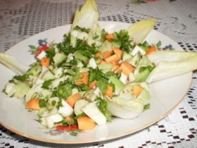 Salată de avocado cu țelină, morcovi și andive
