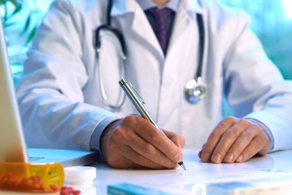 Guvernul dă bani mai mulți medicilor pentru gărzi începând cu 1 octombrie