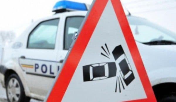 Accident violent cu trei victime în județul Botoșani! O mașină a intrat într-un microbuz
