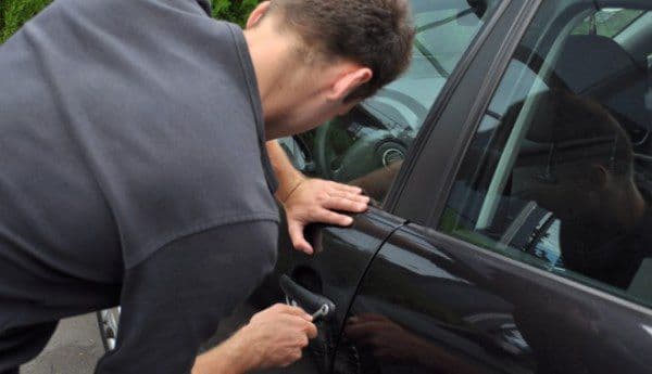 Distracția a doi minori care distrugeau autoturisme s-a încheiat la poliție