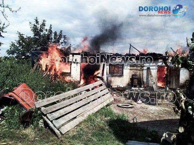 Incendiu uriaș la Suharău! Flăcările au mistuit 30 de tone de furaje și două clădiri - FOTO