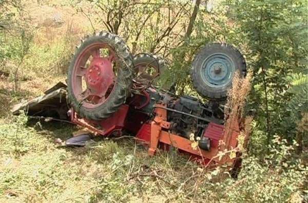 Bărbat din Coțușca ajuns în stare gravă la spital după ce s-a răsturnat cu tractorul