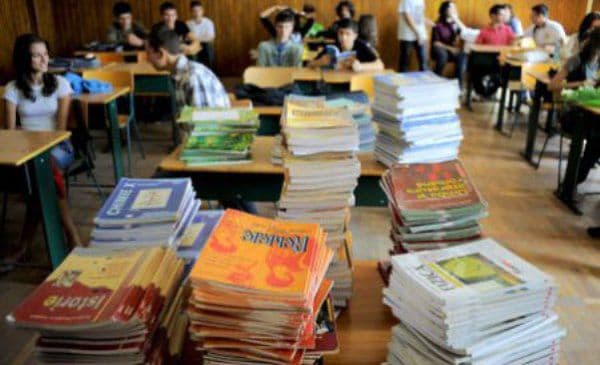 Este oficial! Toţi elevii vor avea manuale în luna septembrie inclusiv pentru clasele a XI-a și a XII-a