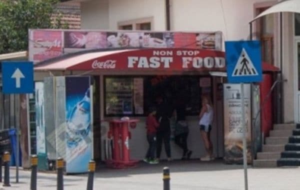 Tânăr bătut crunt pentru un sandwich. Victima a suferit traumatisme grave