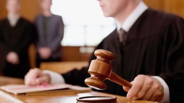 Cioban din Broscăuți trimis în faţa judecătorilor după ce şi-a bătut joc de două vecine