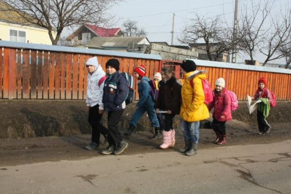 Profesorii și elevii navetiști ar putea avea locuințe de serviciu