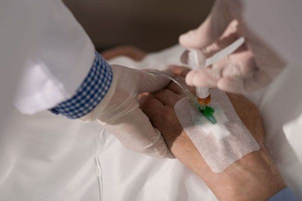 Bărbat din Dorohoi în stare gravă după ce a călcat pe excrementele de șobolan din subsolul blocului