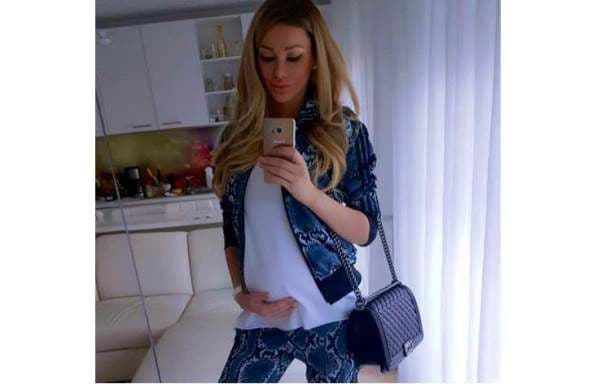 Bianca Drăgușanu şi-a arătat, în sfârşit, burtica. Mai are o lună şi jumătate până când va naşte