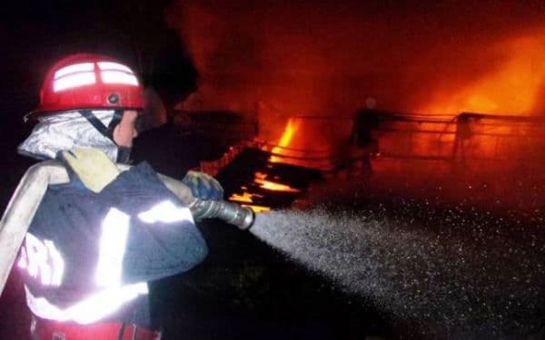 Casă incendiată la Coțușca după o despărţire prin sms