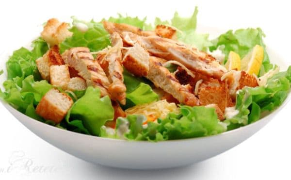 Salată din piept de pui cu crutoane