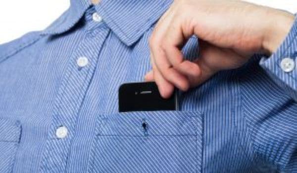De ce nu trebuie să ţii niciodată telefonul în buzunarul de la piept