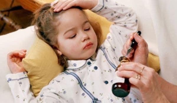 Jumătate dintre părinţi tratează durerea şi febra copiilor cu medicamente nepotrivite vârstei lor
