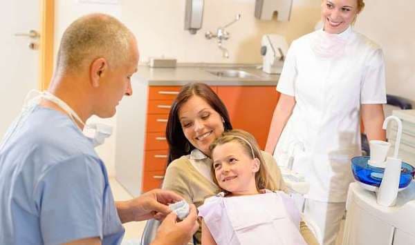 Câteva lucruri pe care trebuie să le ştie un părinte înainte de a-i pune copilului aparat dentar
