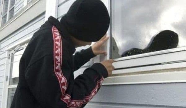 Tânăr de 18 ani cercetat pentru comiterea mai multor furturi 