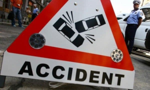 Plimbare terminată în copac pentru un tânăr băut și fără permis care a luat mașina unui cunoscut!