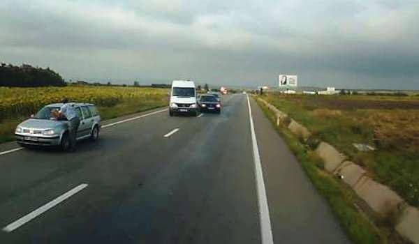 Un autoturism înmatriculat în Botoşani, a intrat într-un tir, după o depăşire la intrarea în Suceava - FOTO