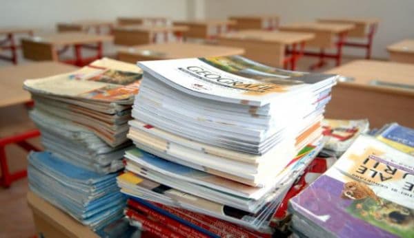Elevii de clasa a IV-a vor avea din 12 septembrie manualele noi pentru șapte discipline